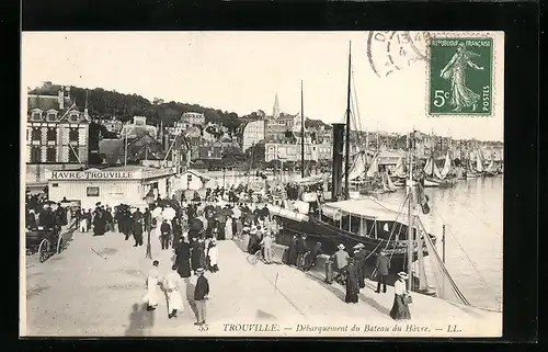 AK Trouville, Débarquement du Bateau du Hâvre