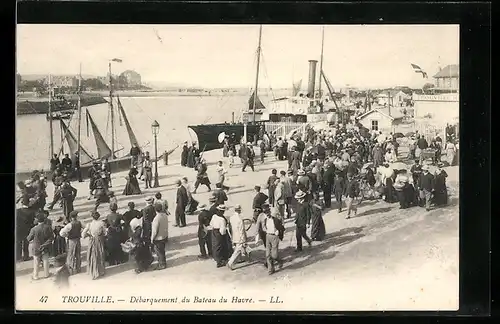 AK Trouville, Débarquement du Bateau du Havre