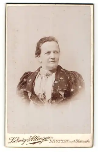 Fotografie Ludwig Altinger, Laufen, Portrait edle Frau mit Brosche am Kragen