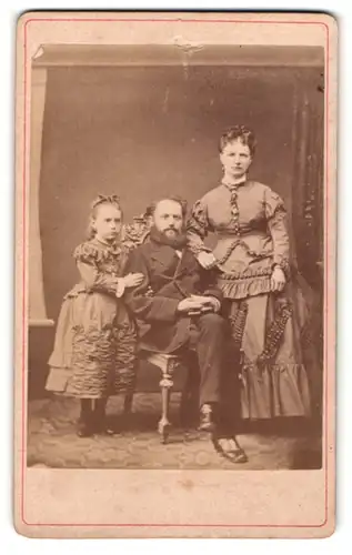 Fotografie unbekannter Fotograf und Ort, Portrait elegant gekleidete Familie
