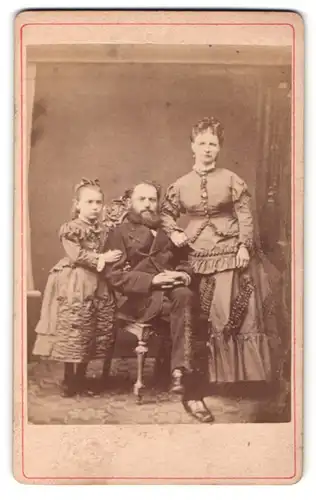 Fotografie unbekannter Fotograf und Ort, Portrait Familie in edler Kleidung