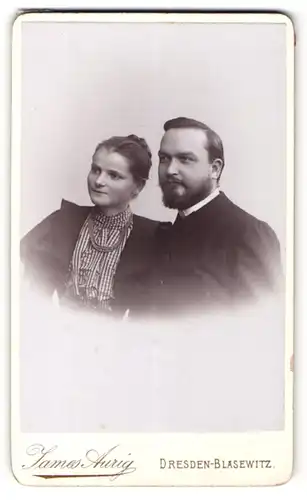 Fotografie James Aurig, Dresden, Portrait elegant gekleidetes Paar