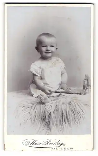 Fotografie Max Freitag, Meissen, Portrait blondes Kind im weissen Kleidchen