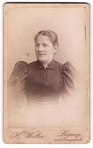 Fotografie H. Walter, Leipzig, Portrait schöne Frau in schwarzer Bluse