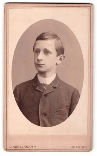 Fotografie C. Kortenkamp, Dresden, Portrait charmanter Bube im Anzug