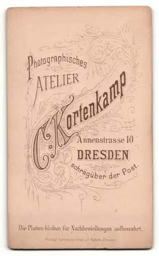 Fotografie C. Kortenkamp, Dresden, Portrait charmanter Bube im Anzug