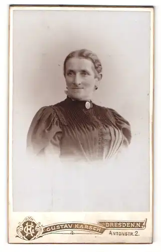 Fotografie Gustav Karsch, Dresden, Portrait edle Dame in schwarzer Bluse