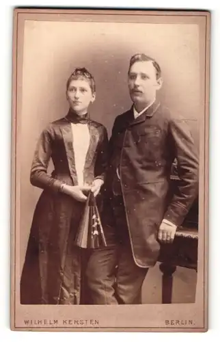 Fotografie Wilhelm Kersten, Berlin, Portrait elegant gekleidetes Paar