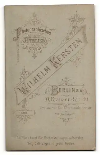 Fotografie Wilhelm Kersten, Berlin, Portrait elegant gekleidetes Paar