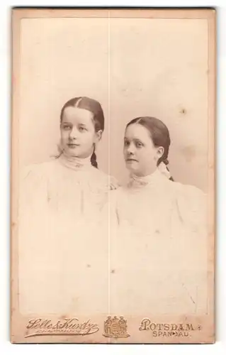 Fotografie Selle & Kuntze, Potsdam, Portrait zwei schöne Damen in weissen Kleidern
