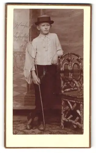 Fotografie unbekannter Fotograf und Ort, Portrait edler Junge mit Hut und Kescher