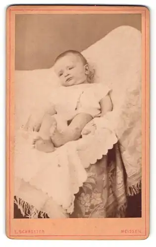 Fotografie E. Schroeter, Meissen, Portrait Kleinkind auf einer weissen Decke