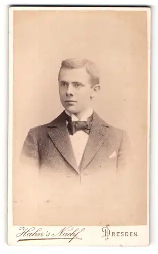 Fotografie Hahn's Nachfolger, Dresden, Portrait junger Mann im Anzug mit Fliege