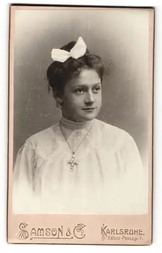 Fotografie Samson & Co., Karlsruhe, Portrait Mädchen mit Schleife im Haar