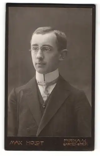 Fotografie Max Holdt, Pirna, Portrait Knabe mit Zwicker im Anzug