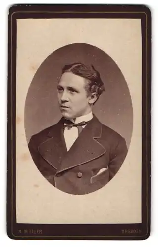 Fotografie R. Müller, Dresden, Portrait junger Herr im Anzug mit Fliege