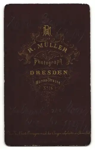 Fotografie R. Müller, Dresden, Portrait junger Herr im Anzug mit Fliege