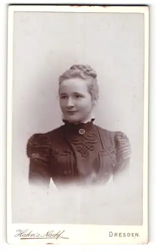 Fotografie Hahn's Nachfolger, Dresden, Portrait hübsches Mädchen in schwarzer Bluse