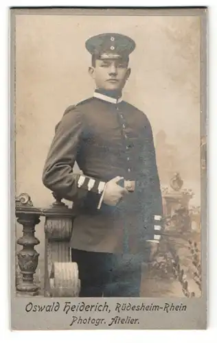 Fotografie Oswald Heiderich, Rüdesheim-Rhein, Portrait Soldat in Uniform mit Schirmmütze