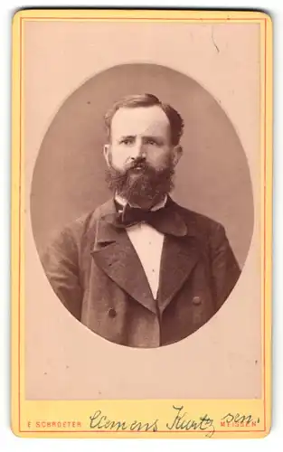Fotografie Ernst Schroeter, Meissen, Portrait Herr mit Vollbart im Anzug