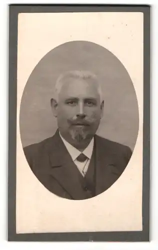 Fotografie unbekannter Fotograf und Ort, Portrait Herr mit Bart im Anzug