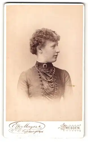 Fotografie Otto Mayer, Dresden, Portrait Mädchen mit Halskette