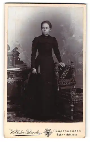 Fotografie Wilhelm Schwabe, Sangerhausen, Portrait Mädchen mit Buch im schwarzen Kleid