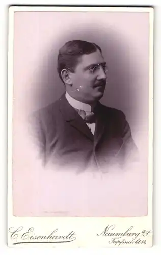 Fotografie G. Eisenhardt, Naumburg / Saale, Portrait Herr mit Zwicker im Anzug
