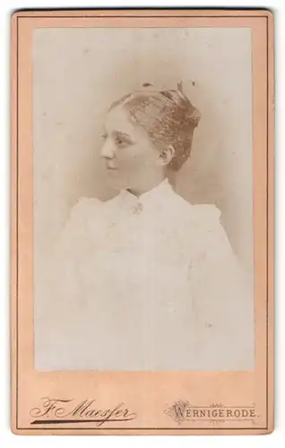 Fotografie F. Maesfer, Wernigerode, Portrait junges Mädchen im weissen Kleid