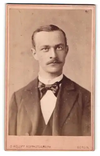 Fotografie Oscar Roloff, Berlin, Portrait Herr im Anzug mit Fliege