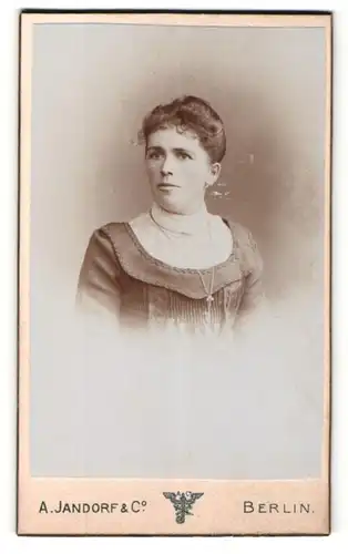 Fotografie A. Jandorf & Co., Berlin, Portrait einer jungen Damen