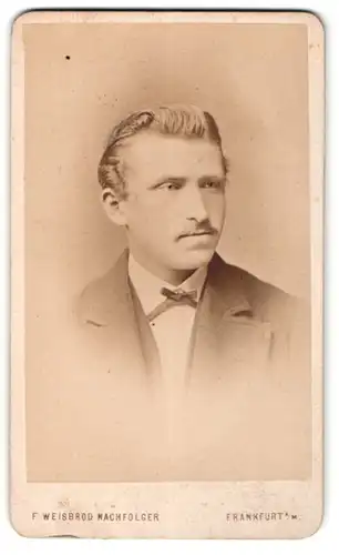 Fotografie F. Weisbrod, Frankfurt / Main, Portrait junger Mann im Anzug