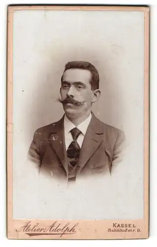 Fotografie Ateleir Adolph, Kassel, Portrait Mann mit dunklem Schnurrbart