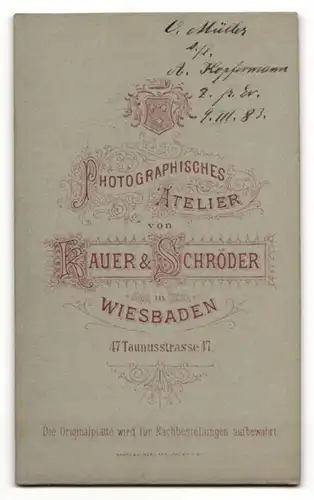 Fotografie Kauer & Schröder, Wiesbaden, Portrait Mann mit Hufeisen an gepunkteter Krawatte