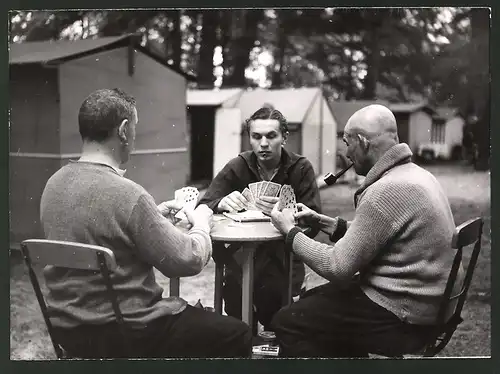 Fotografie Partie Skat am Wochenende auf Campingplatz, Kartenspiel