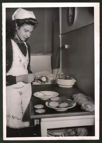 Fotografie Junge Bäckerin backt Weihnachtskuchen