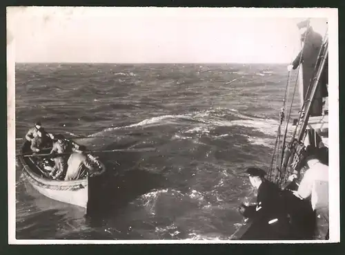 Fotografie Besatzung eines Feuerschiffes wird durch Lotsendampfer abgelöst, 1941