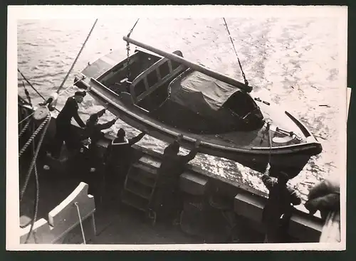 Fotografie Seeleute üben das Aussetzen eines Motorbootes