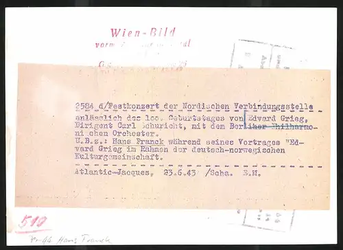 Fotografie Ansicht Berlin, 100. Geburtstag von Edvard Grieg, Hans Franck während Vortrag