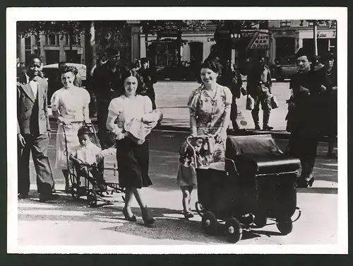 Fotografie Ansicht Paris, Völkergemisch in Frankreich, Familienausflug