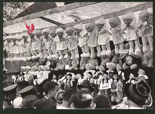 Fotografie Stand mit Puppen auf Jahrmarkt