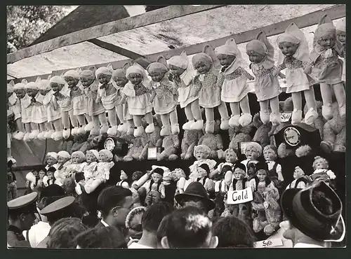 Fotografie Stand mit verschiedenen Puppen auf Jahrmarkt