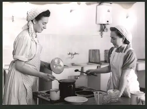 Fotografie Köchinnen bereiten Suppe zu