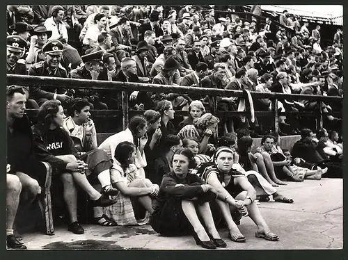 Fotografie Ansicht Wien, Schwimmfest im Stadionbad, Zuschauertribüne