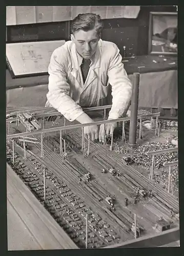 Fotografie Ansicht Wien, Ausstellung in den Schmidt-Stahlwerken in der Favoritenstr., Modell eines Fabrikgeländes