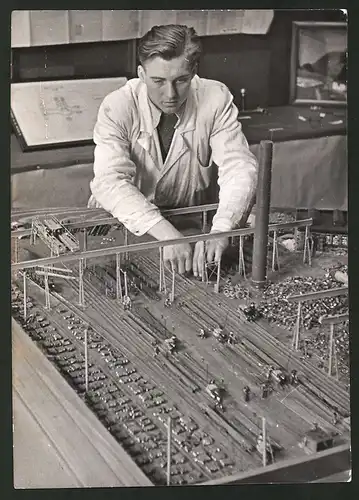Fotografie Ansicht Wien, Ausstellung in den Schmidt-Stahlwerken in der Favoritenstr., Modell eines Fabrikgeländes