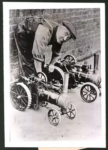 Fotografie Mechanikermeister hat massstabsgerechte Lokomobile, Dampfmaschinen gebaut 1941