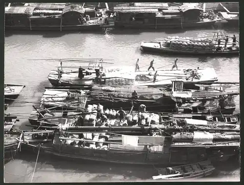 Fotografie Atlantic, Ansicht Shanghai, Huangpu-Fluss, Seeschiffe werden beladen