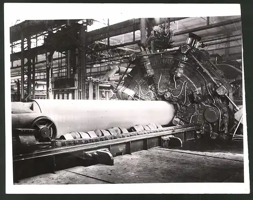 Fotografie Roeckner-Radial-Walzwerk, Herstellung eines Kesselschusses 1939
