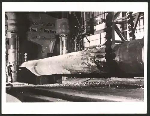 Fotografie Grossleistung Deutscher Stahlindustrie, Ausschmieden eines Hochdruckbehälters zur Kohleverflüssigung 1939